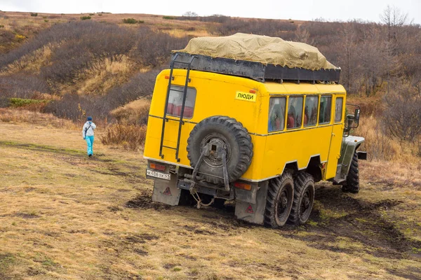 Caminhão de expedição extremo off-road russo com passageiros, Kamchatka, Rússia . — Fotografia de Stock