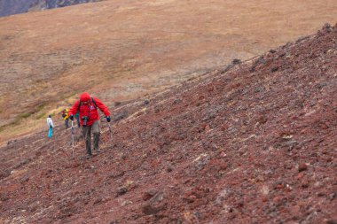 Bir dağda yürüyen bir grup yürüyüşçü, Kamçatka, Rusya.