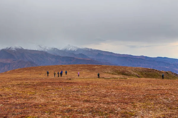 Grupo de caminhantes caminhando em uma montanha, Kamchatka, Rússia . — Fotografia de Stock