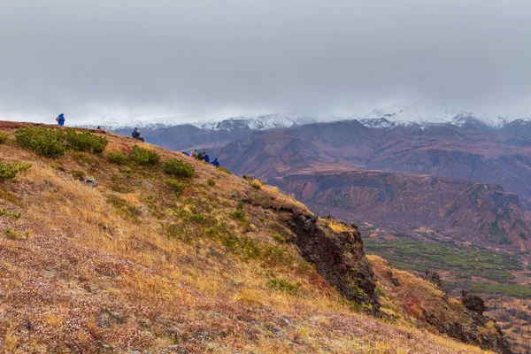 Grupo de excursionistas caminando en una montaña, Kamchatka, Rusia . — Foto de Stock