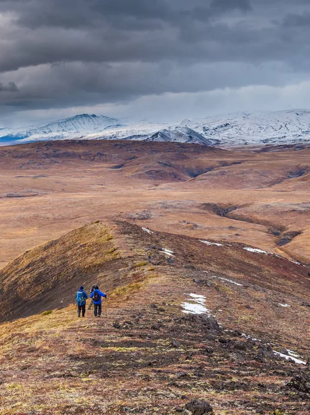 Group of hikers walking on a mountain, Kamchatka, Russia. — Stock Photo, Image