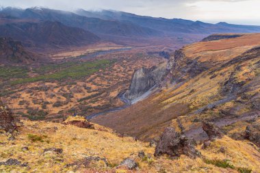 Arka planda sonbahar renkleri ve dağlar peyzaj. Peninsula Kamchatka, Rusya Federasyonu.