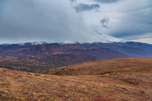 Mount ostry tolbachik, der höchste Punkt des Vulkankomplexes auf der Kamtschatka, Russland. — Stockfoto