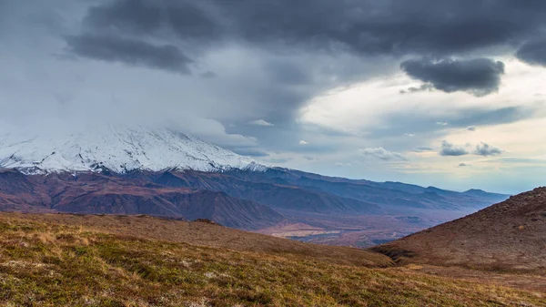 Mount Ostry Tolbachik, het hoogste punt van het vulkanische complex op de Kamtsjatka, Rusland. — Stockfoto