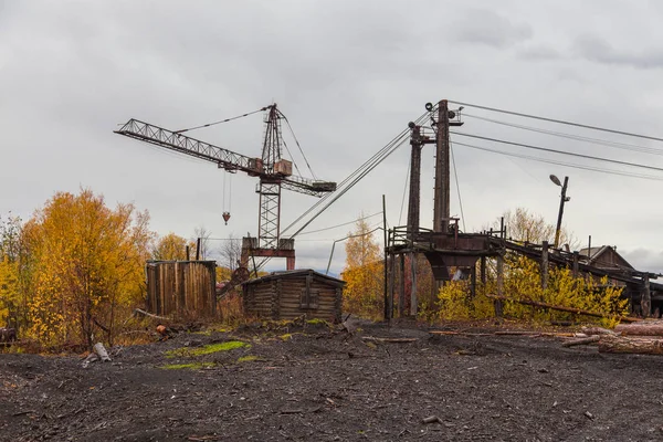 Кран и столбы высокого напряжения в Козырьевске, Россия . — стоковое фото