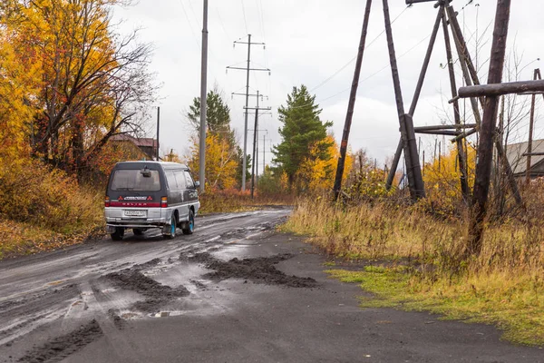 Principal, camino arenoso en pequeño pueblo en la península de Kamchatka, Kozyriewsk, Rusia . — Foto de Stock