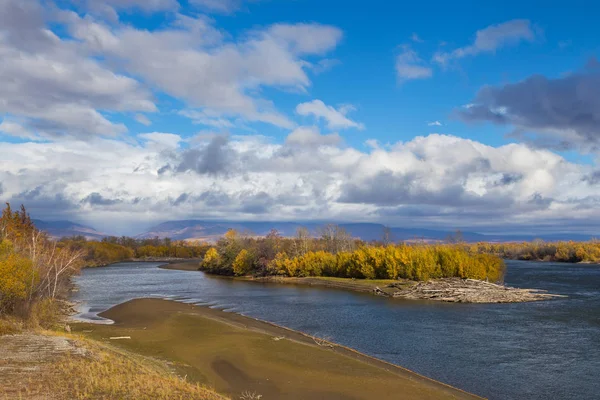 Vista del río Kamchatka, Península de Kamchatka, Rusia . —  Fotos de Stock