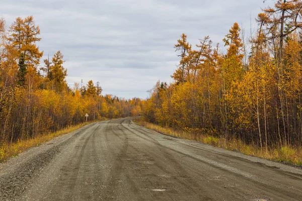 Estrada de cascalho sem nome na Península de Kamchatka, Rússia . — Fotografia de Stock