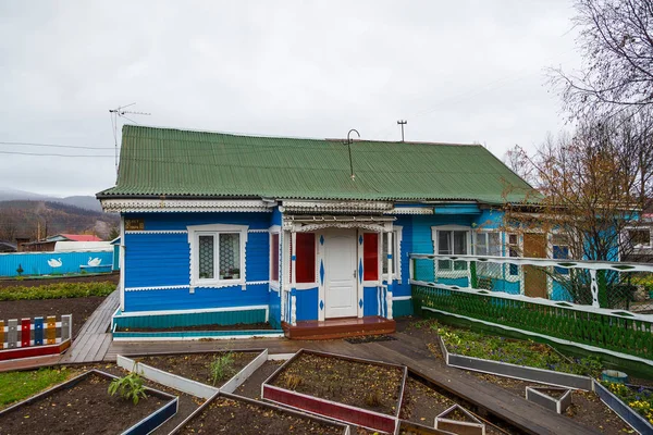 Casa de madera en Esso en la península de Kamchatka en Rusia . — Foto de Stock