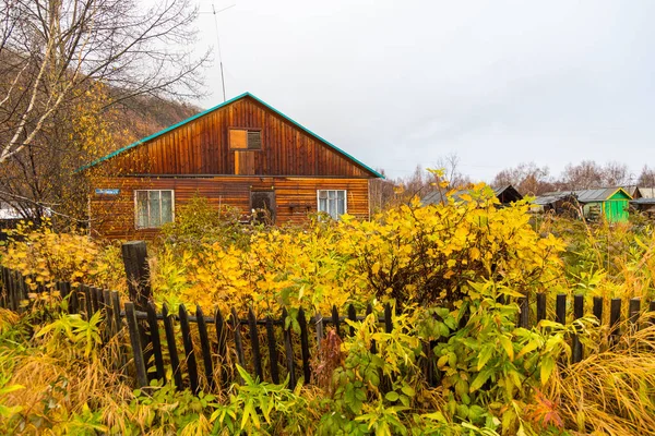 Casa in legno a Esso nella penisola di Kamchatka in Russia . — Foto Stock