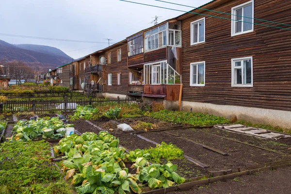 Casa de madeira em Esso, na Península de Kamchatka, na Rússia . — Fotografia de Stock