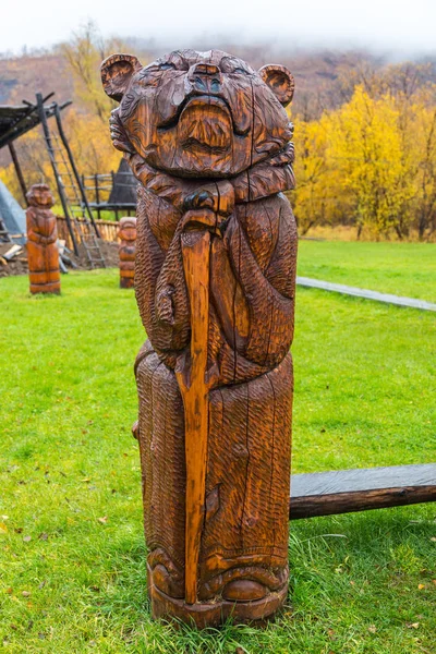 Деревянные, резные фигуры на выставке, Эссо, Камчатка, Россия . — стоковое фото