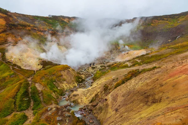 Vapeur d'eau au-dessus de la vallée des petits geysers. Kamchatka, Russie . — Photo
