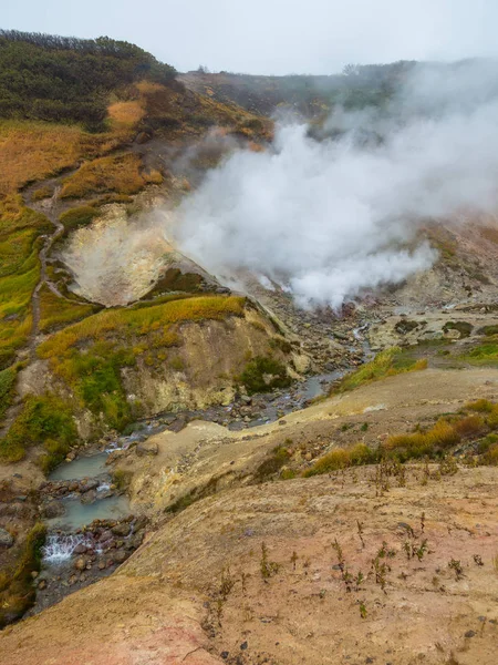 Vapor de agua sobre el Valle de los Géiseres Pequeños. Kamchatka, Rusia . — Foto de Stock