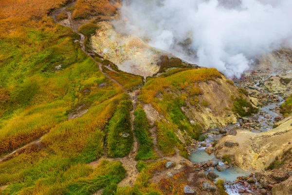 Vapeur d'eau au-dessus de la vallée des petits geysers. Kamchatka, Russie . — Photo