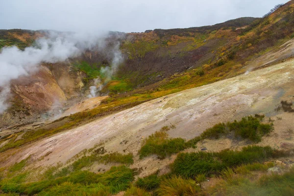 Vapeur d'eau au-dessus de la vallée des petits geysers. Kamchatka, Russie . — Photo