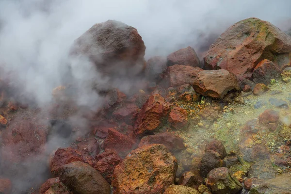 Vapore acqueo sulla valle dei piccoli geyser. Kamchatka, Russia . — Foto Stock