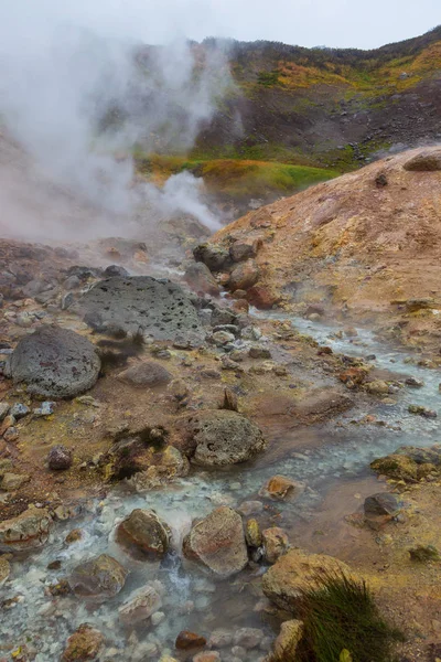 Vapeur d'eau au-dessus de la vallée des petits geysers. Kamchatka, Russie . — Photo