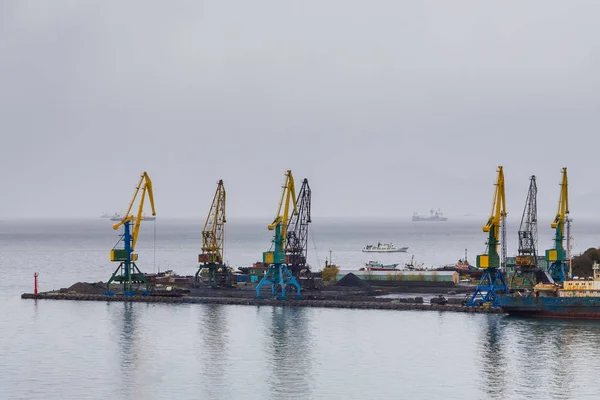 Uitzicht op havenkranen in de scheepswerf, Petropavlovsk-Kamtsjatski, Rusland. — Stockfoto