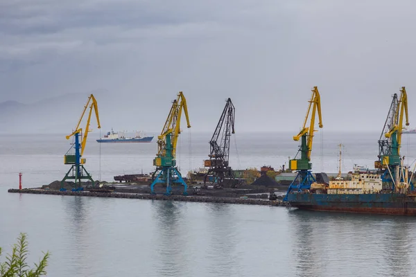 造船所の港クレーンの眺め,ペトロパブロフスク・カムチャツキー,ロシア. — ストック写真