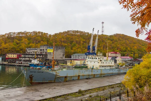 Limanda demirlemiş eski, yok edilmiş geminin görünümü, Petropavlovsk-Kamchatsky, Rusya. — Stok fotoğraf