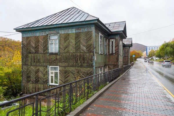 Madera, antigua casa en Petropavlovsk-Kamchatsky, Península de Kamchatka, Rusia . — Foto de Stock