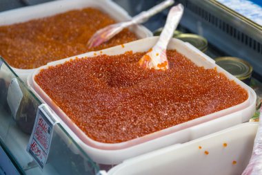 Satılık taze, pembe balık yumurtası ile Kaplar.