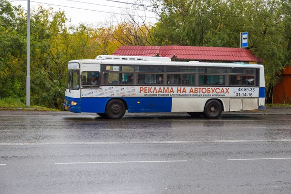 Autobús urbano de pie en la parada de autobús, Petropavlovsk-Kamchatsky, Rusia . —  Fotos de Stock