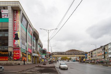 Şehir merkezindeki hizmet ve konut binaları, Petropavlovsk-Kamchatsky, Rusya.