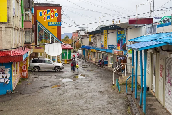 Şehir merkezindeki hizmet ve konut binaları, Petropavlovsk-Kamchatsky, Rusya.