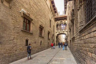 Carrer del Bisbe üzerindeki köprü, Barselona, Katalonya.