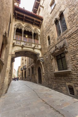 Carrer del Bisbe üzerindeki köprü, Barselona, Katalonya.