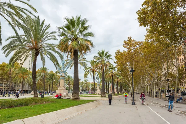 People walking around Passeig de Lluis Companys, Barcelona, Spain. — Stock Photo, Image