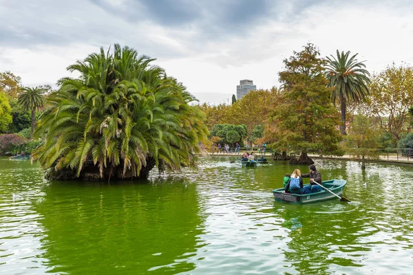 Boat on the small lake, Parc de la Ciutadella, Barcelona, Spain. — Stock Photo, Image