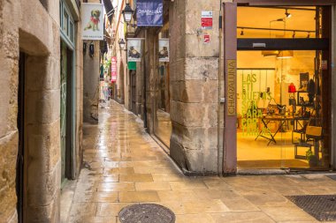 Carrer dels Flassaders, kasabanın merkezinde dar, ıslak sokak, Barselona, İspanya.