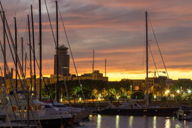 Özel yatlar gece marinademirli, Barselona, İspanya.