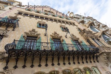 Modernist bir binanın cephesi, Barselona, Katalonya, İspanya.