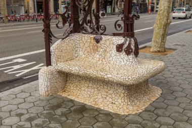 Dökme demir dekorasyonları ile taşlardan yapılmış Bench, Barselona, Ispanya.