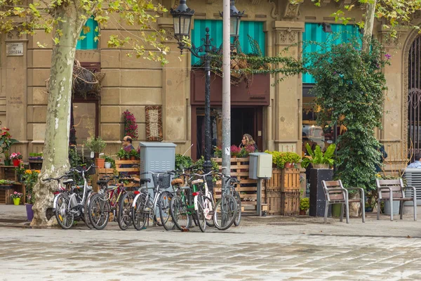 Dekorativní balkon má městskou budovu, Barcelona, Španělsko. — Stock fotografie