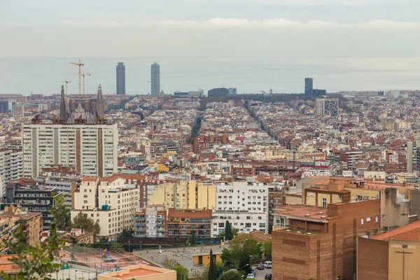 Vista de la ciudad de Barcelona desde el Parque Guell, Barcelona, España — Foto de Stock