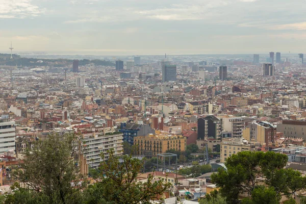Vista de la ciudad de Barcelona desde el Parque Guell, Barcelona, España — Foto de Stock