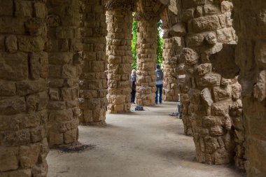 Sütunlu yol, Park Guell 'in bir parçası, Barselona, Ispanya.