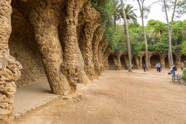 Sütunlu yol, Park Guell 'in bir parçası, Barselona, Ispanya.