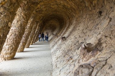 Sütunlu yol, Park Guell 'in bir parçası, Barselona, Ispanya.