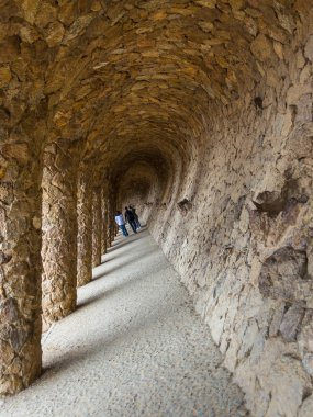 Sütunlu yol, Park Guell 'in bir parçası, Barselona, Ispanya.