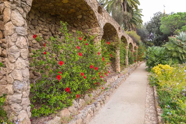 Colunas de pedra no parque Guell, Barcelona, Espanha . — Fotografia de Stock