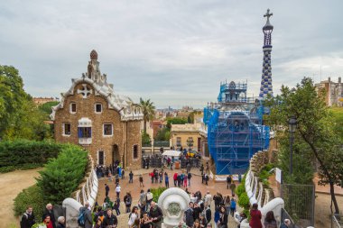 Park Guell girişinde bina, Barselona, Ispanya.