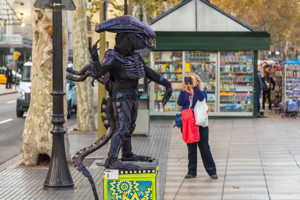 Живая статуя пришельца на улице La Rambla, Барселона, Испания . — стоковое фото