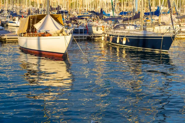 Iates exclusivos ancorados na marina ao pôr do sol, Barcelona, Espanha — Fotografia de Stock