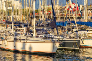 Gün batımında marinada demirlemiş özel yatlar, Barselona, İspanya